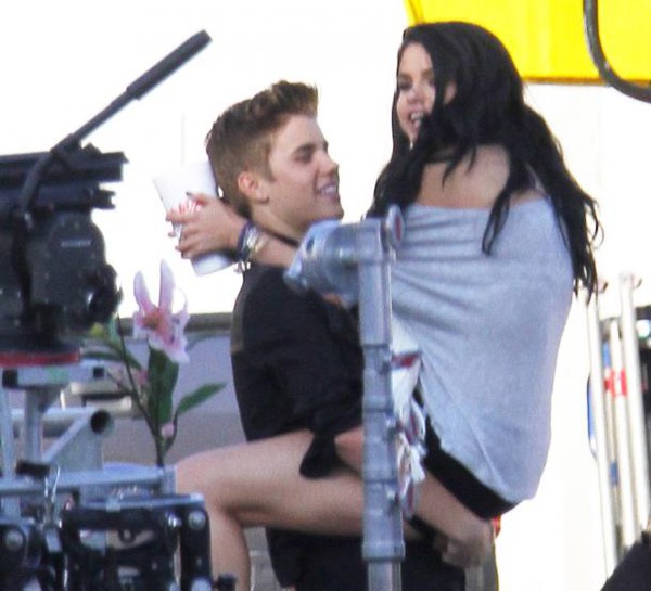 Selena bị bạn b&egrave; phản đối việc quay lại với Justin 1