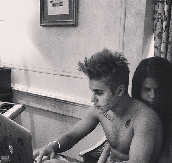 Selena bị bạn b&egrave; phản đối việc quay lại với Justin 2
