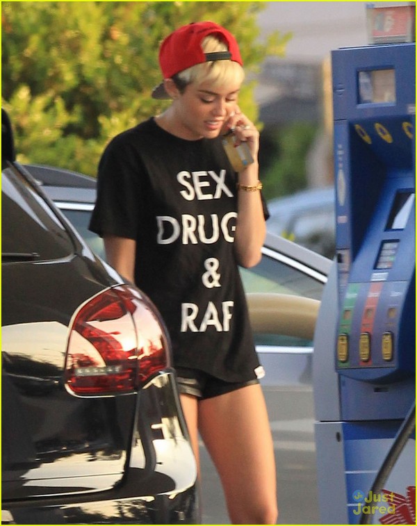 Miley Cyrus mặc &aacute;o in chữ "nhạy cảm" ra đường 1