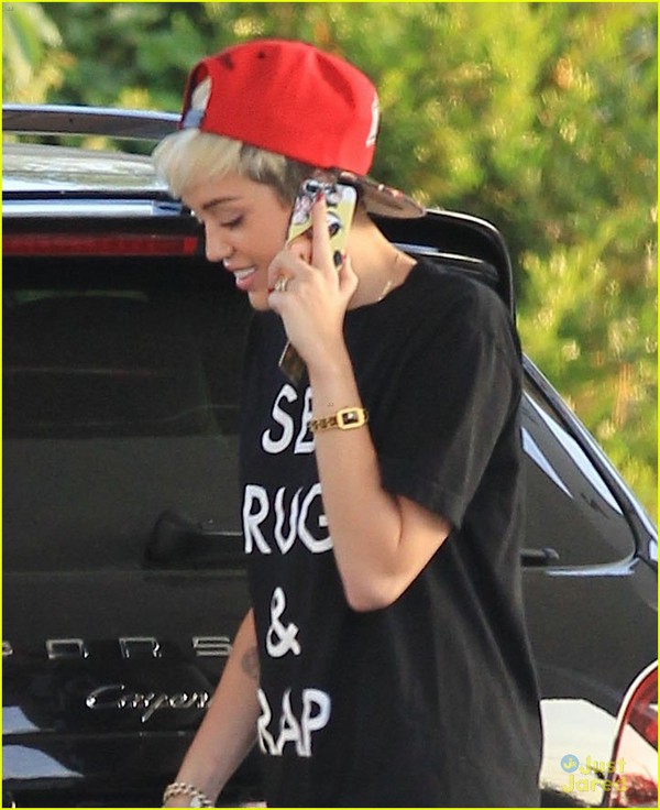 Miley Cyrus mặc &aacute;o in chữ "nhạy cảm" ra đường 4