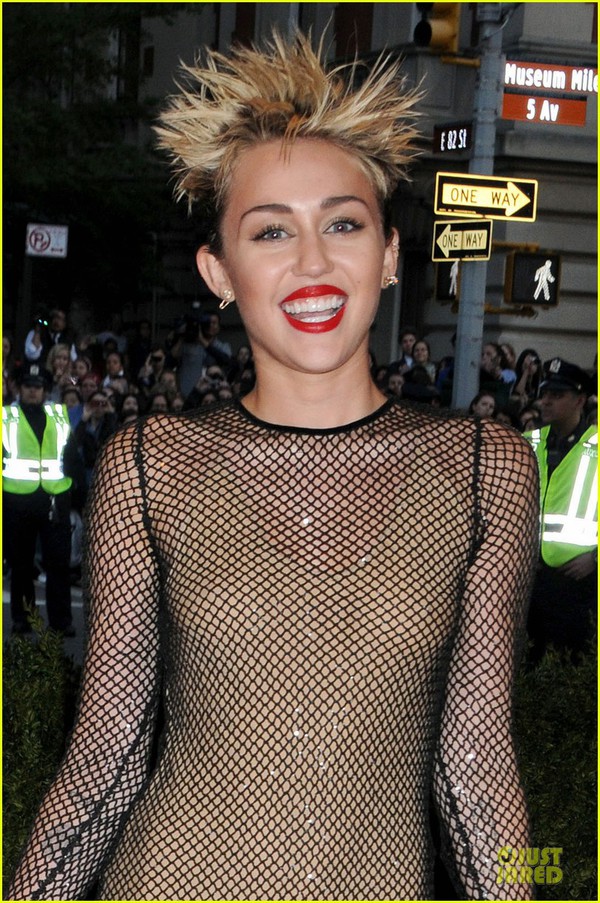 Miley Cyrus quái dị, Kristen "cứng đờ" trên thảm đỏ 3