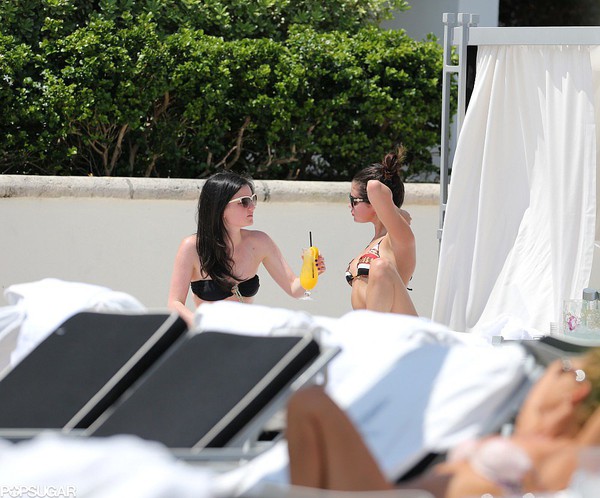 Selena Gomez khoe body nóng bỏng với bikini 2