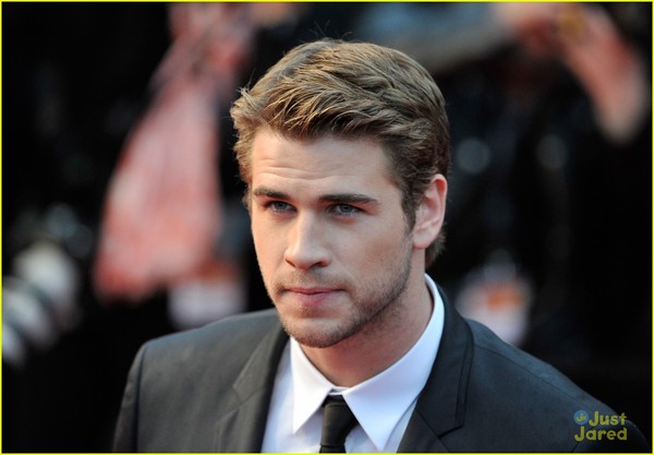 Liam Hemsworth gây náo loạn ở Cannes vì... quá đẹp trai 2