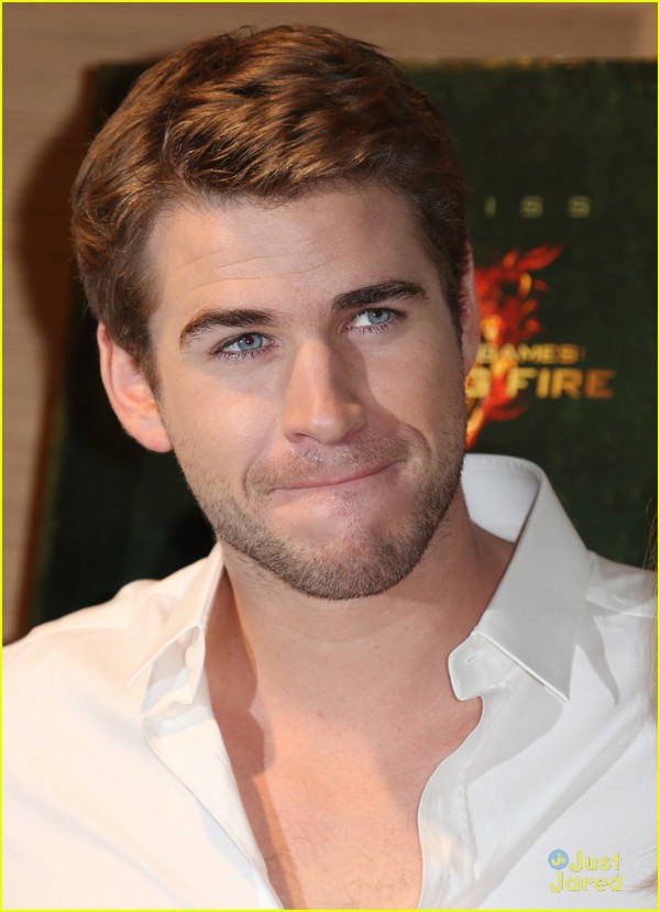 Liam Hemsworth gây náo loạn ở Cannes vì... quá đẹp trai 6