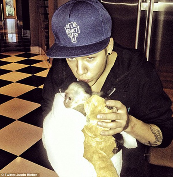 Justin Bieber cấm kh&aacute;ch mời tiết lộ về những bữa tiệc tại gia 4