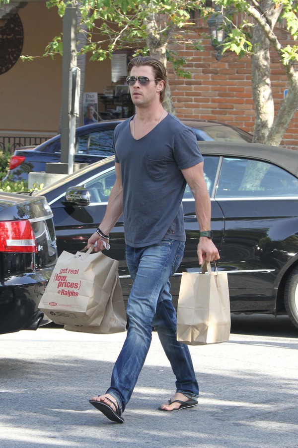 Bố con "thần Sấm" Chris Hemsworth ton sur ton ra bãi biển 10 Bố con "thần Sấm" Chris Hemsworth ton sur ton ra bãi biển 10