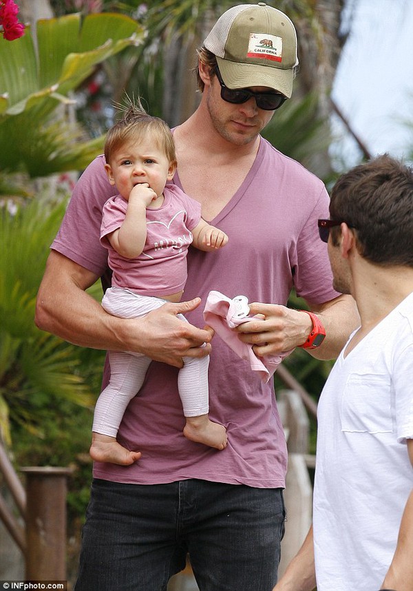 Bố con "thần Sấm" Chris Hemsworth ton sur ton ra bãi biển 2