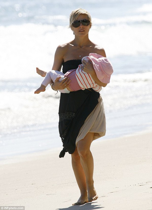 Bố con "thần Sấm" Chris Hemsworth ton sur ton ra bãi biển 5