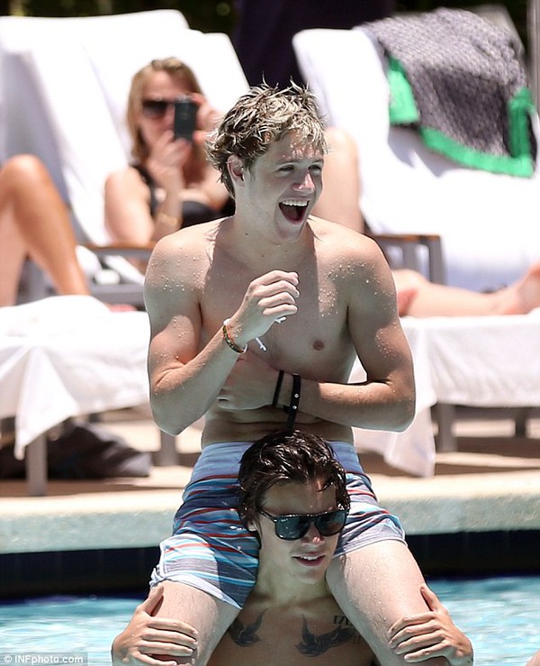 Harry Styles v&agrave; Niall (1D) khiến ph&aacute;i đẹp "ph&aacute;t sốt" ở bể bơi 1