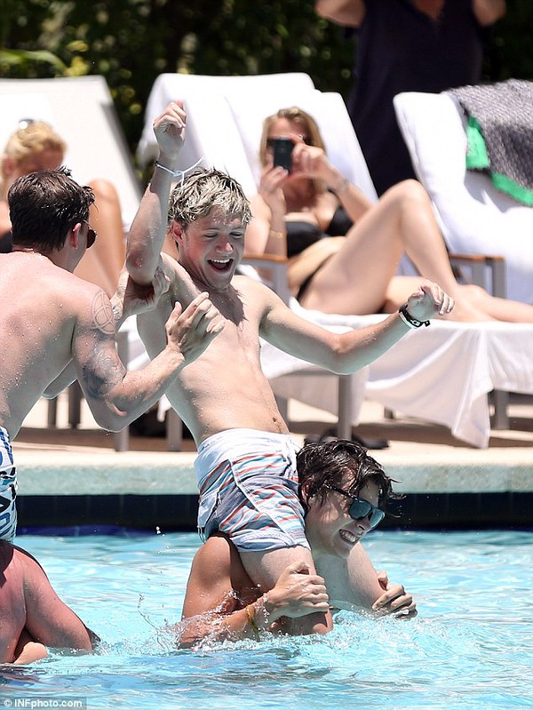 Harry Styles và Niall (1D) khiến phái đẹp "phát sốt" ở bể bơi 2