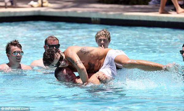 Harry Styles và Niall (1D) khiến phái đẹp "phát sốt" ở bể bơi 3