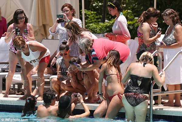 Harry Styles và Niall (1D) khiến phái đẹp "phát sốt" ở bể bơi 6