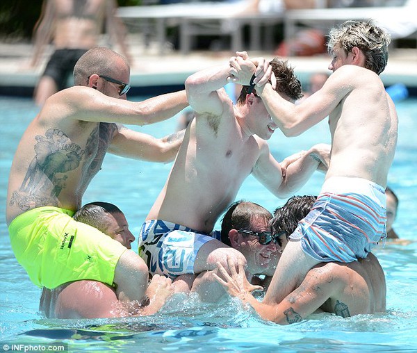 Harry Styles và Niall (1D) khiến phái đẹp "phát sốt" ở bể bơi 4
