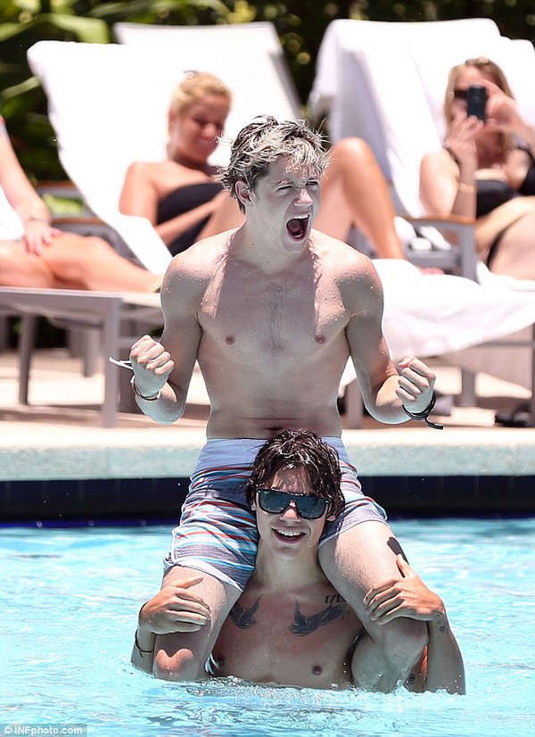 Harry Styles và Niall (1D) khiến phái đẹp "phát sốt" ở bể bơi 5