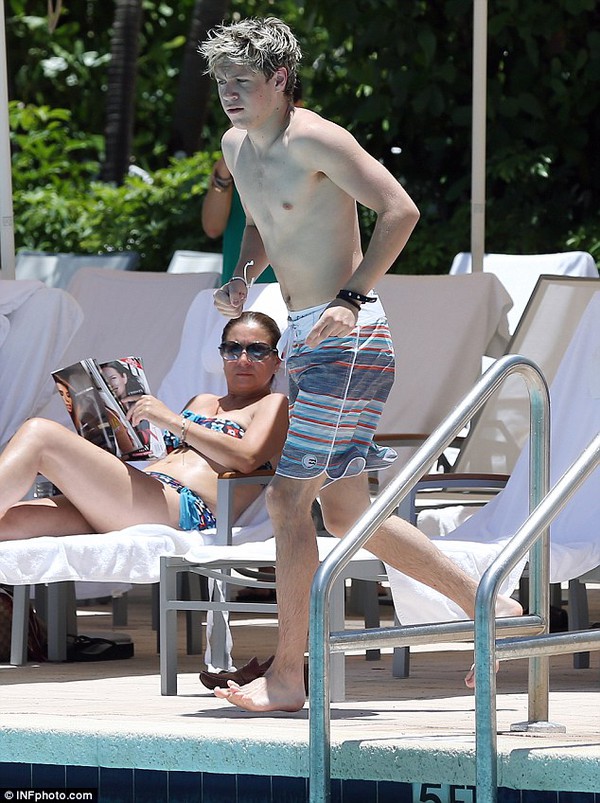 Harry Styles và Niall (1D) khiến phái đẹp "phát sốt" ở bể bơi 7