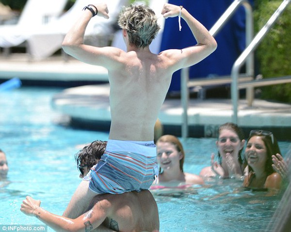 Harry Styles và Niall (1D) khiến phái đẹp "phát sốt" ở bể bơi 9
