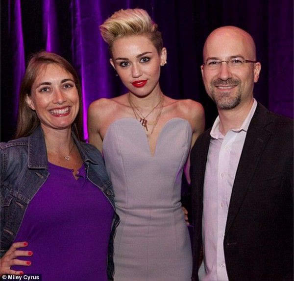 Miley Cyrus lộ vóc dáng gầy guộc sau tin bố mẹ ly dị 4