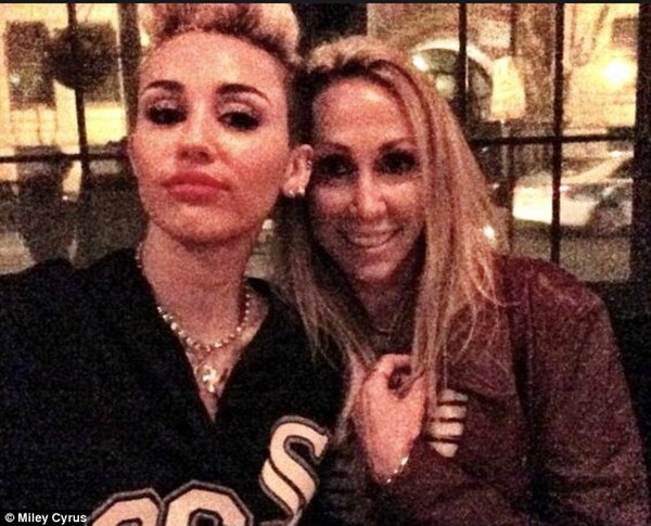 Miley Cyrus lộ v&oacute;c d&aacute;ng gầy guộc sau tin bố mẹ ly dị 6