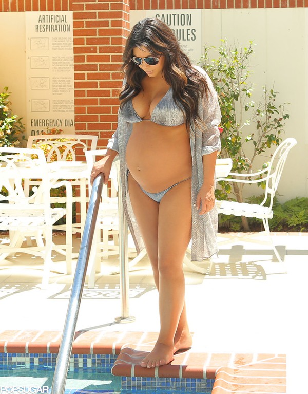 Lộ ảnh Kim Kardashian mặc bikini khoe bụng bầu trước khi sinh 2