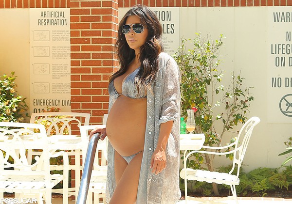 Lộ ảnh Kim Kardashian mặc bikini khoe bụng bầu trước khi sinh 3