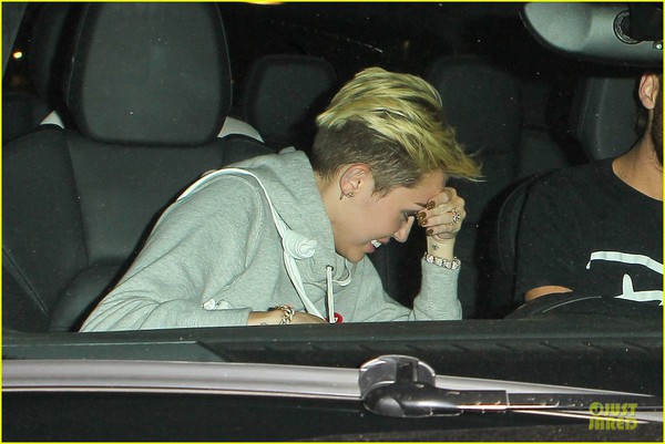 Miley Cyrus văng tục v&igrave; bị nghi c&oacute; bầu 5