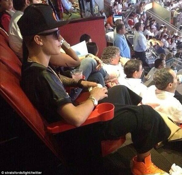 Justin Bieber th&acirc;n thiết với g&aacute;i lạ sau tin đồn bị bắt đi cải tạo 2