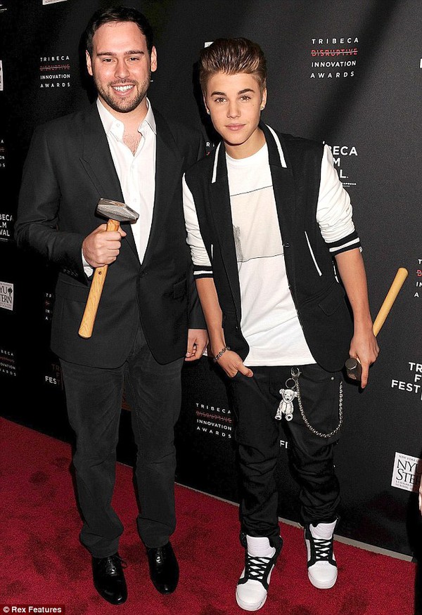 Justin Bieber th&acirc;n thiết với g&aacute;i lạ sau tin đồn bị bắt đi cải tạo 3