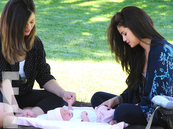 Selena Gomez cười hạnh phúc bên em gái mới chào đời 7