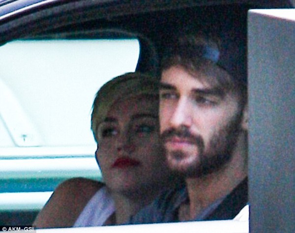 Miley Cyrus mặc &aacute;o in nội dung nhạy cảm 1