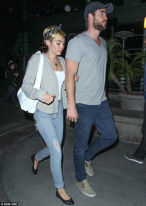 Miley Cyrus mặc &aacute;o in nội dung nhạy cảm 5