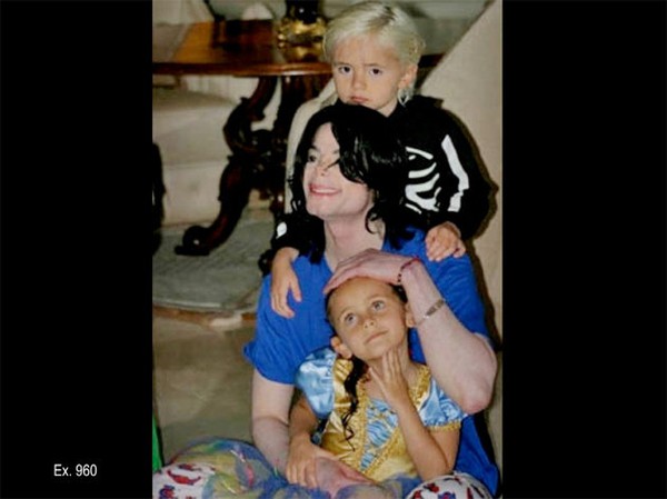 Loạt ảnh chưa từng hé lộ của Michael Jackson bên các con 5