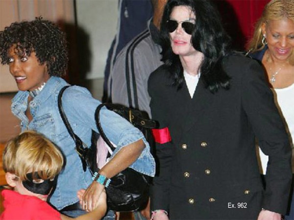 Loạt ảnh chưa từng hé lộ của Michael Jackson bên các con 9
