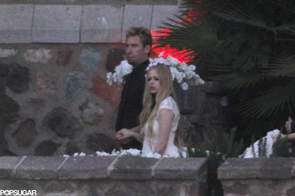 Avril Lavigne diện váy đen trong lễ cưới 2