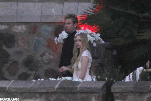 Avril Lavigne diện v&aacute;y đen trong lễ cưới 2