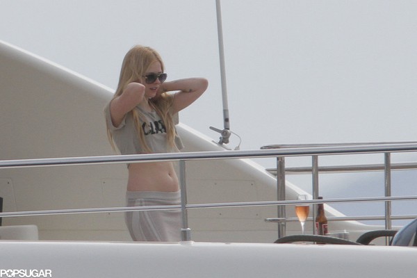 Avril Lavigne diện v&aacute;y đen trong lễ cưới 10
