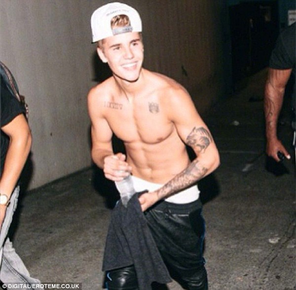 Justin Bieber đăng loạt ảnh khoe bụng 6 múi 3