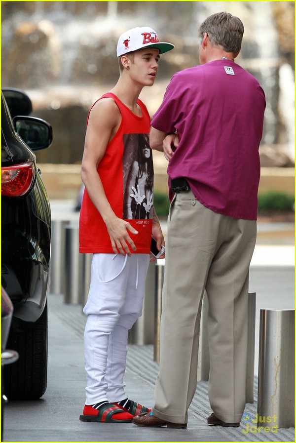 Justin Bieber mặc &aacute;o in h&igrave;nh phụ nữ ngực trần 2