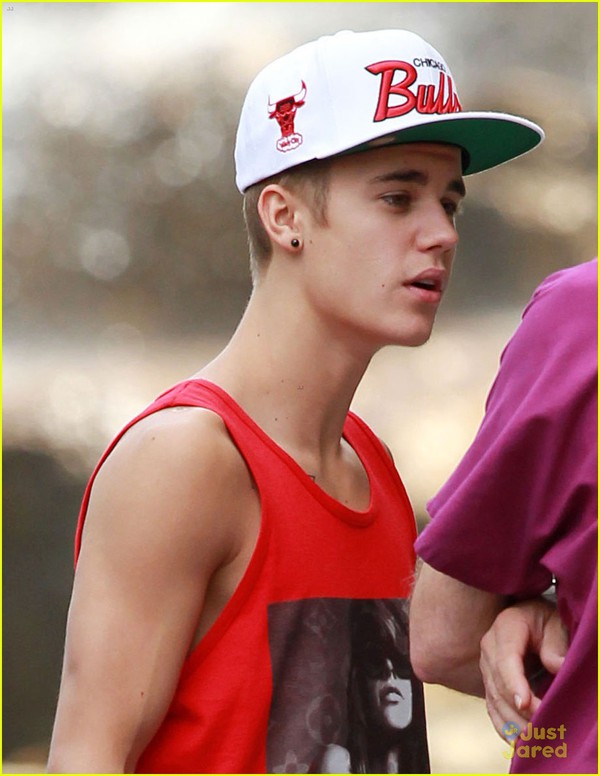Justin Bieber mặc &aacute;o in h&igrave;nh phụ nữ ngực trần 5