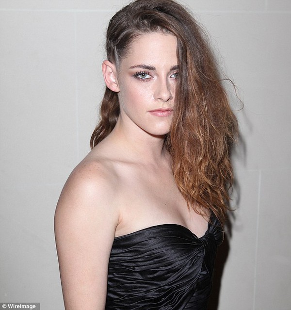 Kristen Stewart thân mật với nhà thiết kế nam lớn tuổi 4