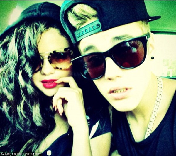 Selena Gomez bất ngờ xuất hiện t&igrave;nh cảm b&ecirc;n Justin Bieber 1