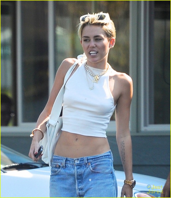 Miley Cyrus lộ vai xương xẩu và mặt nhợt nhạt 5