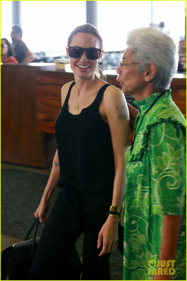 Pax Thiên che mặt khi đến Hawaii cùng Angelina Jolie 1