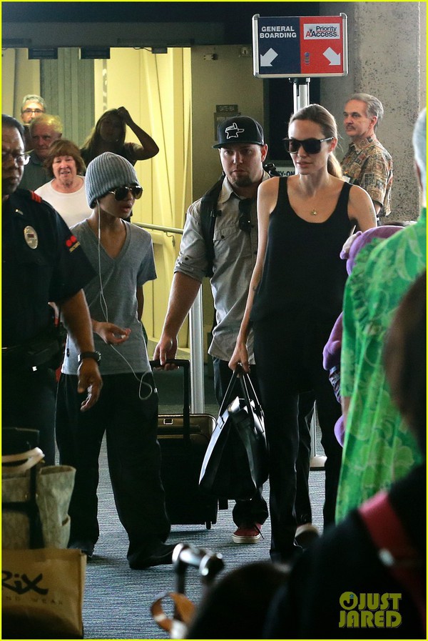 Pax Thiên che mặt khi đến Hawaii cùng Angelina Jolie 4