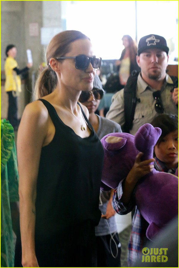 Pax Thiên che mặt khi đến Hawaii cùng Angelina Jolie 3