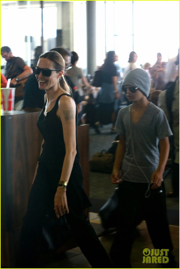 Pax Thiên che mặt khi đến Hawaii cùng Angelina Jolie 7