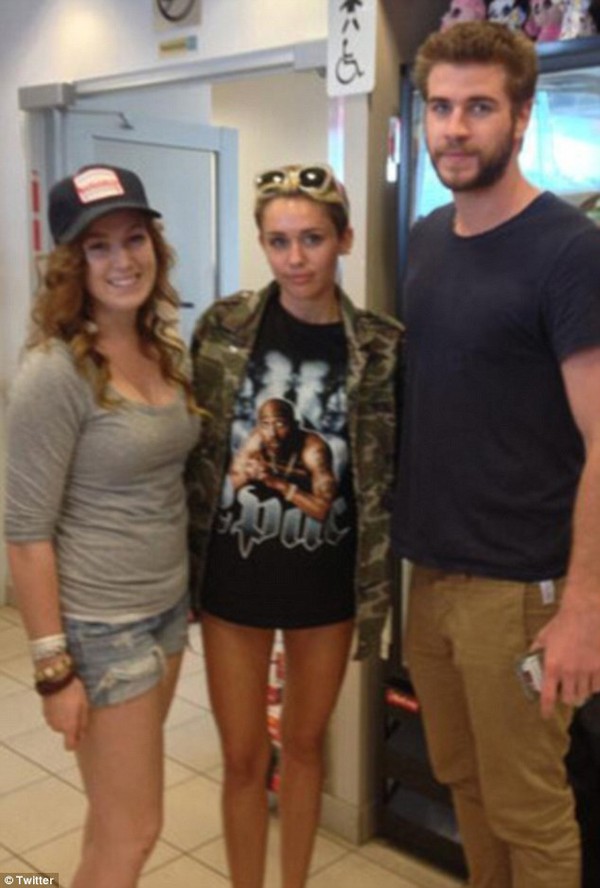 Miley Cyrus đến thăm Liam Hemsworth trên trường quay 2
