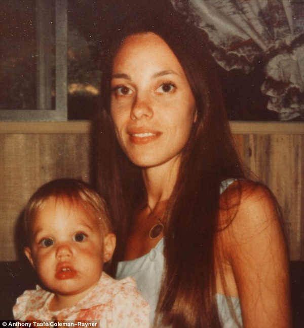 Revealing a series of childhood photos of Angelina Jolie with her mother 1