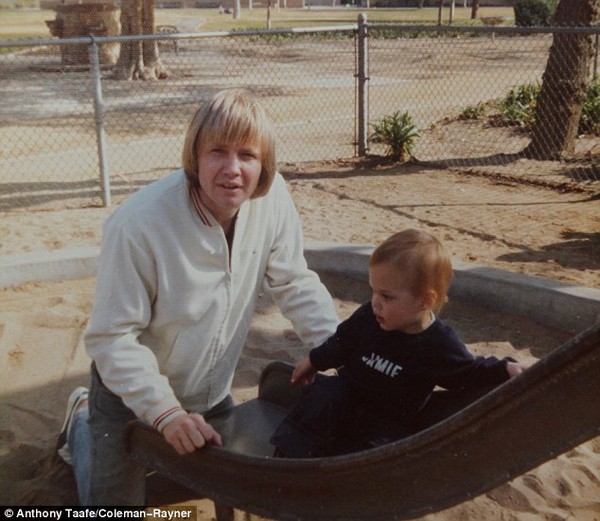 Revealing a series of childhood photos of Angelina Jolie with her mother 10