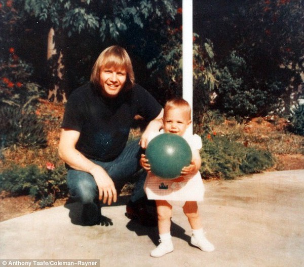 Revealing a series of childhood photos of Angelina Jolie with her mother 11