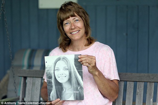 Revealing a series of childhood photos of Angelina Jolie with her mother 15